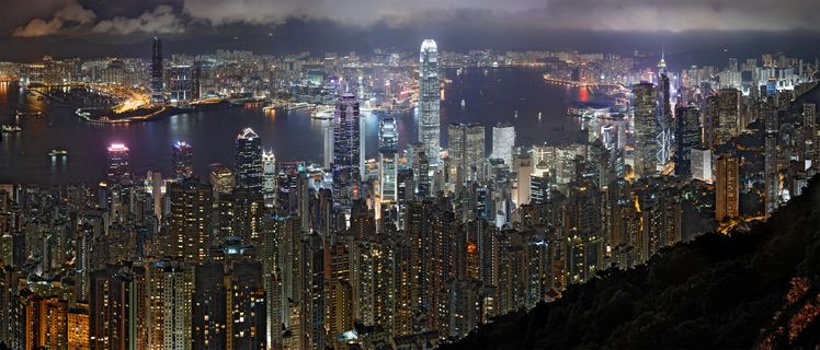 Panorama of the Hong Kong night skyline. Taken from Lugard Road at Victoria Peak. Von Base64 - Eigenes Werk, CC BY-SA 3.0, https://commons.wikimedia.org/w/index.php?curid=4235760