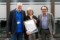 Joseph Pape (rechts) und Gabriele Hufnagel (Mitte) erhalten die Urkunde zum QualitätsPreis Planer am Bau 2023/2024 von Knut Marhold.